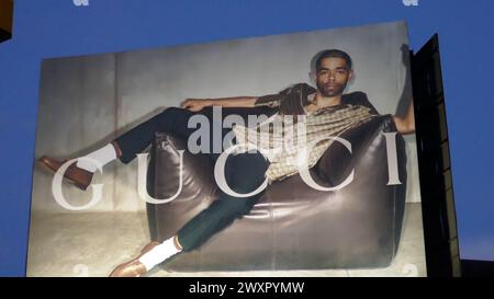 Los Angeles, California, USA 31 marzo 2024 Actor Kingsley Ben-Adir Gucci Billboard su Sunset Blvd il 31 marzo 2024 a Los Angeles, California, USA. Foto di Barry King/Alamy Stock Photo Foto Stock