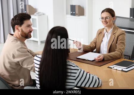 Coppia che ha un incontro con l'avvocato in carica Foto Stock