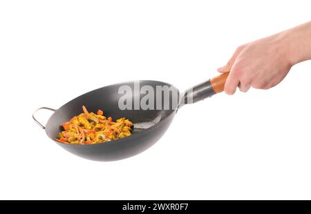 Friggere in padella. Donna che tiene il wok con verdure cotte e pollo su sfondo bianco, primo piano Foto Stock