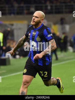 Milano, Italia. 1 aprile 2024. Federico Dimarco dell'Inter celebra il suo gol durante una partita di serie A tra FC Inter e Empoli a Milano, Italia, 1 aprile 2024. Crediti: Alberto Lingria/Xinhua/Alamy Live News Foto Stock