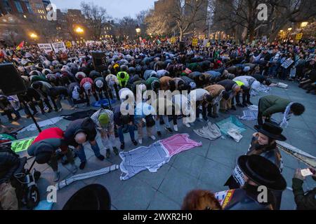 New York, New York, Stati Uniti. 30 marzo 2024. I manifestanti pro-palestinesi pregano dopo la marcia che commemora il 48° anniversario della giornata della Terra palestinese il 30 marzo 2023 a New York. Ogni anno, il 30 marzo, i palestinesi osservano la giornata della Terra, o Yom al-Ard, ricordando gli eventi del 30 marzo 1976, quando sei palestinesi disarmati sono stati uccisi e più di 100 feriti dalle forze israeliane durante le proteste contro la confisca israeliana della terra palestinese. (Credit Image: © Michael Nigro/Pacific Press via ZUMA Press Wire) SOLO PER USO EDITORIALE! Non per USO commerciale! Foto Stock