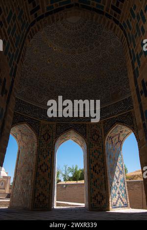 24 GIUGNO 2023, SAMARCANDA, UZBEKISTAN: Ornamento decorativo simmetrico di ingresso alla tomba e porta aperta a Shah-i-Zinda, un complesso commemorativo, necro Foto Stock