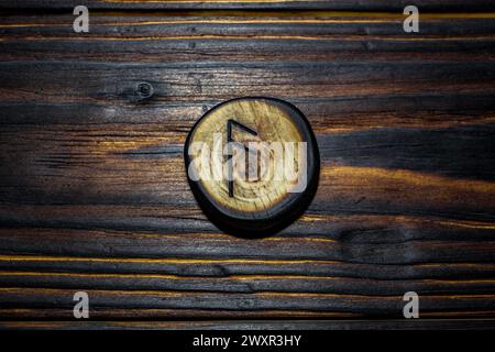 Rune Ansuz scolpite in legno su fondo in legno - Elder Futhark Foto Stock