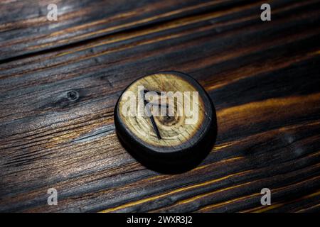 Rune Ansuz scolpite in legno su fondo in legno - Elder Futhark Foto Stock