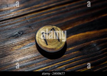 Rune Ehwaz scolpito in legno su fondo in legno - Elder Futhark Foto Stock