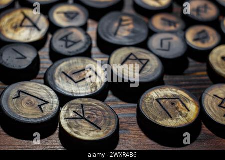 Rune scolpite in legno sul tavolo vintage da vicino Foto Stock