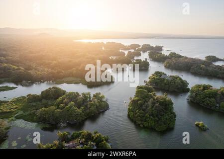 Tour in barca al tramonto a Granada, Nicaragua, vista aerea con drone dell'america centrale Foto Stock