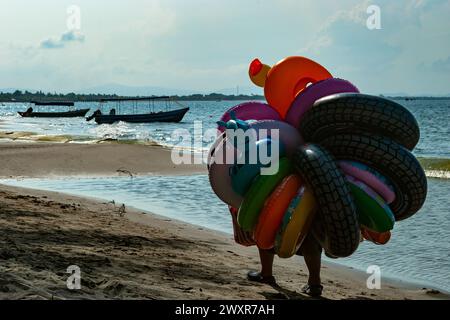 Vendedor ambulante en Playa de la Ceiba Honduras Foto Stock