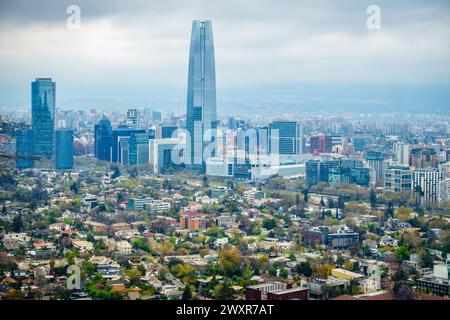 Splendida vista dello skyline di Santiago dal parco Cerro San Cristobal nel centro di Santiago, Cile Foto Stock