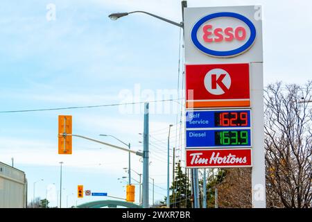 Toronto, Canada. 1 aprile 2024. 1° aprile 2024 - Toronto, Canada, prezzo della benzina di $ 1,629 al litro per il gas normale esposto in una stazione esso vicino a Steeles Avenue e Woodbine Avenue a Toronto dopo che il nuovo aumento della tassa sul carbonio è entrato in vigore il 1° aprile 2024. Dominic Chan/EXimages Credit: EXImages/Alamy Live News Foto Stock