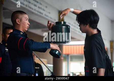 Bangkok, Thailandia. 1 aprile 2024. Un uomo thailandese estrae una lotteria durante una bozza militare annuale a Wat Samakkhitham. Le forze Armate reali tailandesi hanno lanciato il loro progetto annuale di coscrizione militare a partire dal 1 aprile 2024 al 12 aprile 2024 alla ricerca di uomini sani da 21 anni in su provenienti da tutto il paese, volontariamente e disegnando una lotteria. Credito: SOPA Images Limited/Alamy Live News Foto Stock