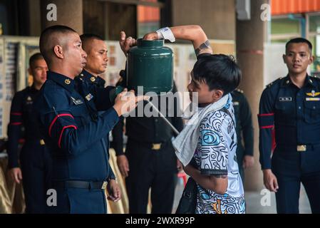 Bangkok, Thailandia. 1 aprile 2024. Un uomo thailandese estrae una lotteria durante una bozza militare annuale a Wat Samakkhitham. Le forze Armate reali tailandesi hanno lanciato il loro progetto annuale di coscrizione militare a partire dal 1 aprile 2024 al 12 aprile 2024 alla ricerca di uomini sani da 21 anni in su provenienti da tutto il paese, volontariamente e disegnando una lotteria. (Foto di Peerapon Boonyakiat/SOPA Images/Sipa USA) credito: SIPA USA/Alamy Live News Foto Stock