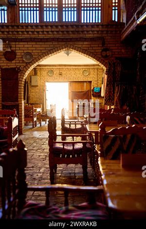 Tradizionale chaihana della casa da tè uzbeka con tavolo e sedie nella città di Bukhara in Uzbekistan, Asia centrale Foto Stock