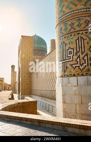 Antico edificio storico della Moschea Bibi Khanum a Samarcanda, Uzbekistan. Foto Stock