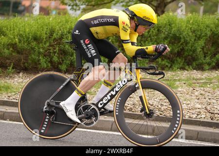 Irun, Spagna. 1 aprile 2024. Steven, KRUIJSWIJK TEAM VISMA credito: Abaca Press/Alamy Live News Foto Stock