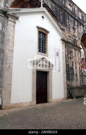 Cappella di nostra Signora di Monserrate costruita in uno degli archi di pietra della sezione Amoreiras del XVIII secolo Aguas Livres Aqueduct, Lisbona, Portogallo Foto Stock