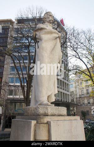 Statua di Camilo Castelo Branco, famoso scrittore portoghese del 19th° secolo, di Antonio Duarte, inaugurata nel 1950 a Lisbona, Portogallo Foto Stock