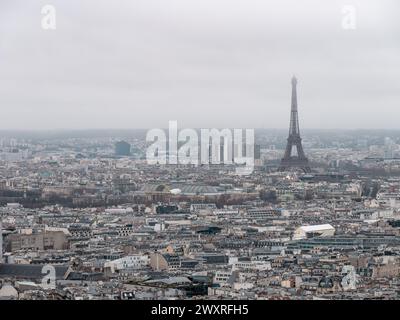 Parigi vista dalla Basilica del Sacro cuore di Montmartre in una giornata nuvolosa Foto Stock