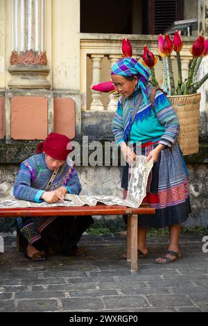 Donne Hmong di fiori al Palazzo dei Re Hmong (Vau Meo) a Bac ha, provincia di Lao Cai, Vietnam Foto Stock