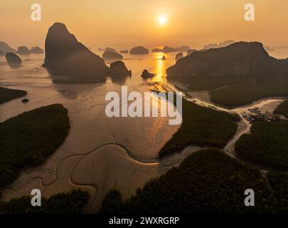 Vista aerea dall'alba al punto panoramico Samet Nang She, baia di Phangnga, Thailandia Foto Stock