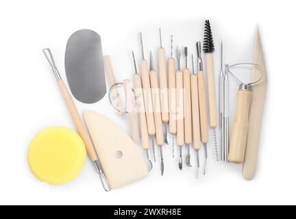 Set di diversi strumenti per la lavorazione dell'argilla isolati su bianco, vista dall'alto Foto Stock