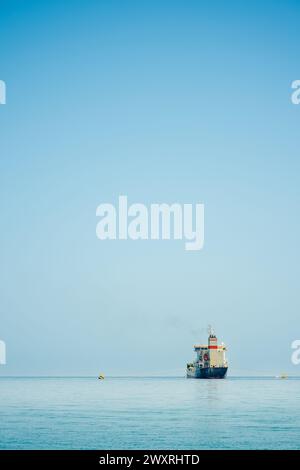 Petroliera chimica ancorata nel Mar Mediterraneo in una giornata nuvolosa Foto Stock