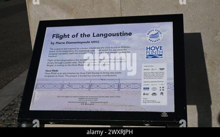 La scultura Flight of the Langoustine su Hove Plinth lungo il lungomare creata dallo scultore di Brighton Pierre Diamantopoulo Foto Stock