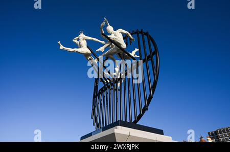La scultura Flight of the Langoustine su Hove Plinth lungo il lungomare creata dallo scultore di Brighton Pierre Diamantopoulo Foto Stock