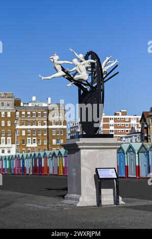 La scultura Flight of the Langoustine su Hove Plinth lungo il lungomare creata dallo scultore di Brighton Pierre Diamantopoulo Foto Stock