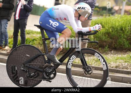 Irun, Espagne. 1 aprile 2024. Jordan Jegat di TotalEnergies durante l'Itzulia Basque Country 2024, evento ciclistico, tappa 1 Irun - Irun, cronometro individuale il 1° aprile 2024 a Irun, Spagna - foto Laurent Lairys/DPPI Credit: DPPI Media/Alamy Live News Foto Stock