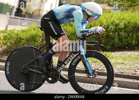 Irun, Espagne. 1 aprile 2024. Nans Peters di Decathlon AG2R la Mondiale durante l'Itzulia Basque Country 2024, evento ciclistico, tappa 1 Irun - Irun, cronometro individuale il 1° aprile 2024 a Irun, Spagna - foto Laurent Lairys/DPPI credito: DPPI Media/Alamy Live News Foto Stock