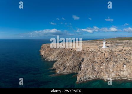 Vista panoramica aerea di Cap de Barbaria e del faro sull'isola di Formentera Foto Stock