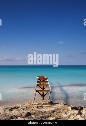 Un vecchio molo conduce alle acque turchesi della spiaggia di Ses Illetes nel nord di Formentera Foto Stock