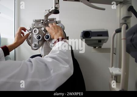 Un professionista medico che utilizza una fotocamera per esaminare i dati dello schermo Foto Stock