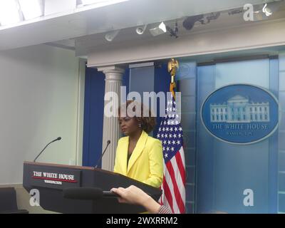 The White House, 1600 Pennsylvania Ave, Washington DC 20500, 1 aprile 2024. Il segretario stampa della Casa Bianca Karine Jean-Pierre tiene il briefing stampa della Casa Bianca, che copre una serie di argomenti attuali, tra cui la guerra di Gaza e il crollo del ponte di Baltimora. Crediti: ©Julia Mineeva/EGBN TV News/Alamy Live News Foto Stock