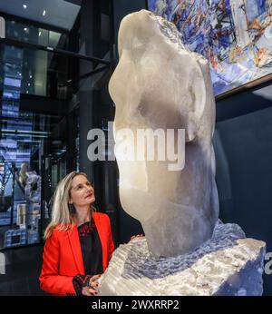 Londra, Regno Unito. 2 aprile 2024. Jaume Plensa Alera 1, 2009, Alabaster. A cura della specialista di arte contemporanea Virginia Damtsa. Giustapposizione stimolante di opere d'arte contemporanea e moderna. Questa mostra espone una selezione eccezionale di artisti contemporanei e moderni affermati, Alon Zakaim fine Art, dal 3 aprile al 31 maggio 2024 crediti: Paul Quezada-Neiman/Alamy Live News Foto Stock