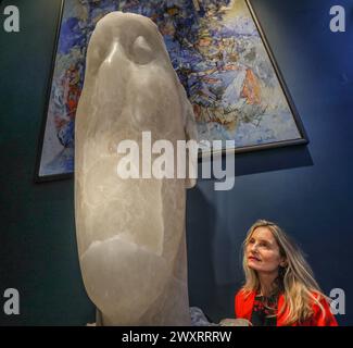 Londra, Regno Unito. 2 aprile 2024. Jaume Plensa Alera 1, 2009, Alabaster . A cura della specialista di arte contemporanea Virginia Damtsa. Giustapposizione stimolante di opere d'arte contemporanea e moderna. Questa mostra espone una selezione eccezionale di artisti contemporanei e moderni affermati, Alon Zakaim fine Art, dal 3 aprile al 31 maggio 2024 crediti: Paul Quezada-Neiman/Alamy Live News Foto Stock