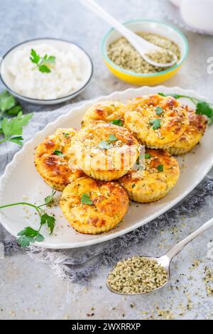 Muffin fatti in casa con uova e zucchine con formaggio feta, zucchine salate con ingredienti Foto Stock