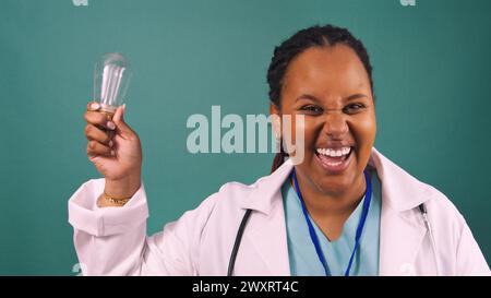La dottoressa nera pensa e ottiene un'idea di lampadina - innovazione in medicina Foto Stock