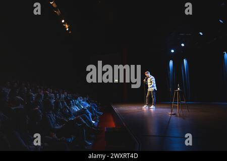 Copenaghen, Danimarca. 27 marzo 2024. Il comico islandese Ari Eldjarn esegue il suo spettacolo Return of the Icelandic a Brema a Copenaghen. (Foto: Gonzales Photo - Frederikke Jensen). Foto Stock