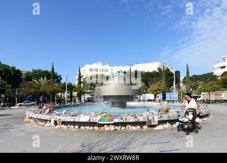 2024 marzo, Kikar Dizengoff, Tel-Aviv, Israele. Un memoriale per le vittime del massacro di Israele del 7 ottobre ad opera del terrorista di Hammas. Foto Stock