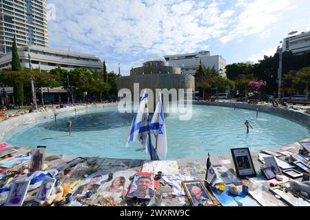 2024 marzo, Kikar Dizengoff, Tel-Aviv, Israele. Un memoriale per le vittime del massacro di Israele del 7 ottobre ad opera del terrorista di Hammas. Foto Stock