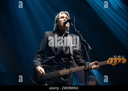 Justin Currie si esibisce con del Amitri all'OVO Hydro di Glasgow il 29 marzo 2024 Foto Stock