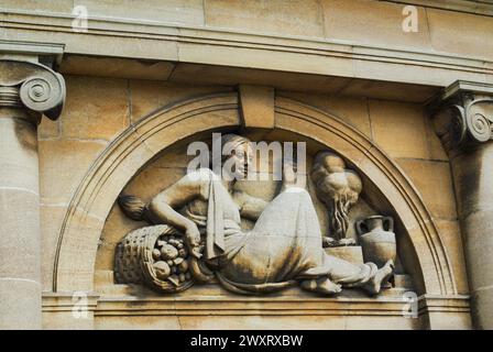Scultura di Carleton Attwood sopra l'ingresso di Eltham Palace, Londra Regno Unito Foto Stock