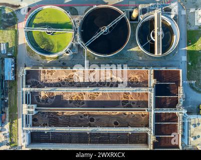 Vista aerea di un impianto di trattamento delle acque reflue dell'industria chimica Foto Stock