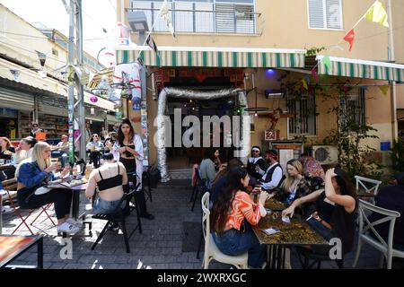 Il vivace Albert 1943 Bar & Restaurant presso il mercato Carmel a Tel-Aviv, Israele. Foto Stock