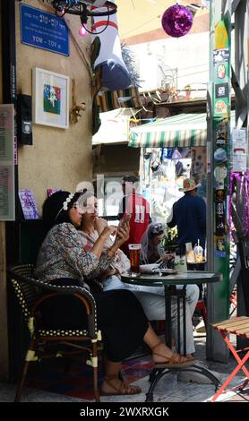 Il vivace Albert 1943 Bar & Restaurant presso il mercato Carmel a Tel-Aviv, Israele. Foto Stock