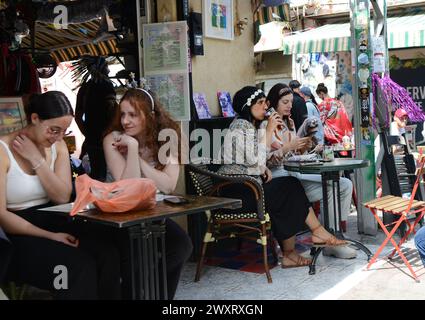 Il vivace Albert 1943 Bar & Restaurant presso il mercato Carmel a Tel-Aviv, Israele. Foto Stock