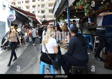 Vivaci bar, ristoranti e caffetterie al Carmel Market di Tel-Aviv, Israele. Foto Stock