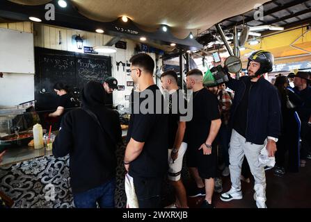 Panini al pane Challah al ristorante Ishtabach al Carmel Market di Tel-Aviv, Israele. Foto Stock